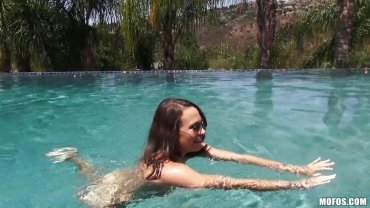 Mofos - beautiful slut has the fun with water and sun